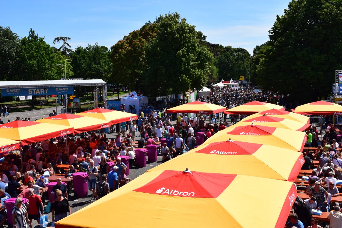 Wat een gezelligheid op de Wedren in Nijmegen bekijk hier de foto