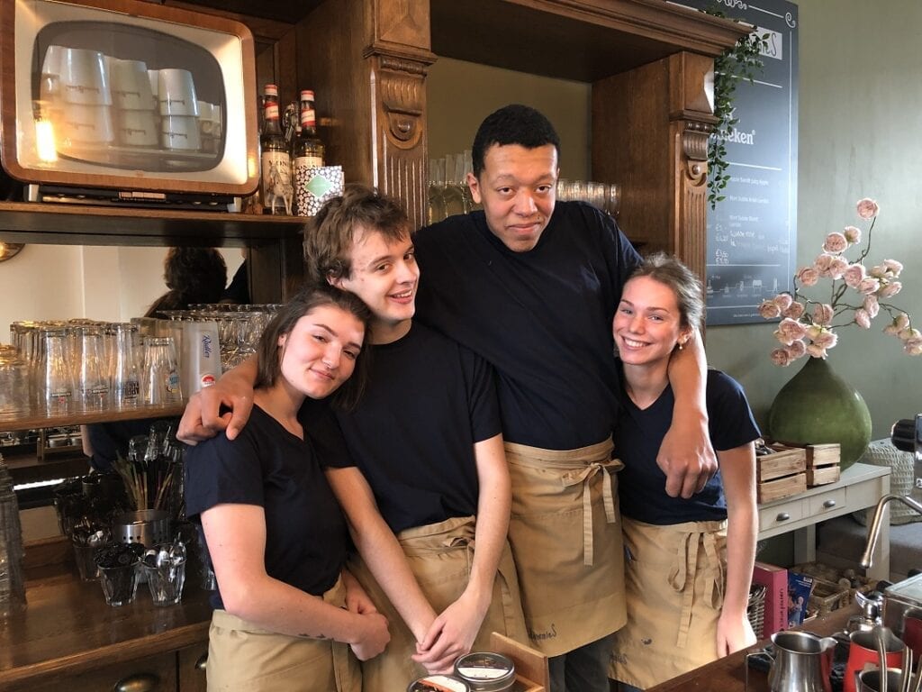 Job van Brownies & DownieS 'Tijdens het kleuren praten ze over meisjes