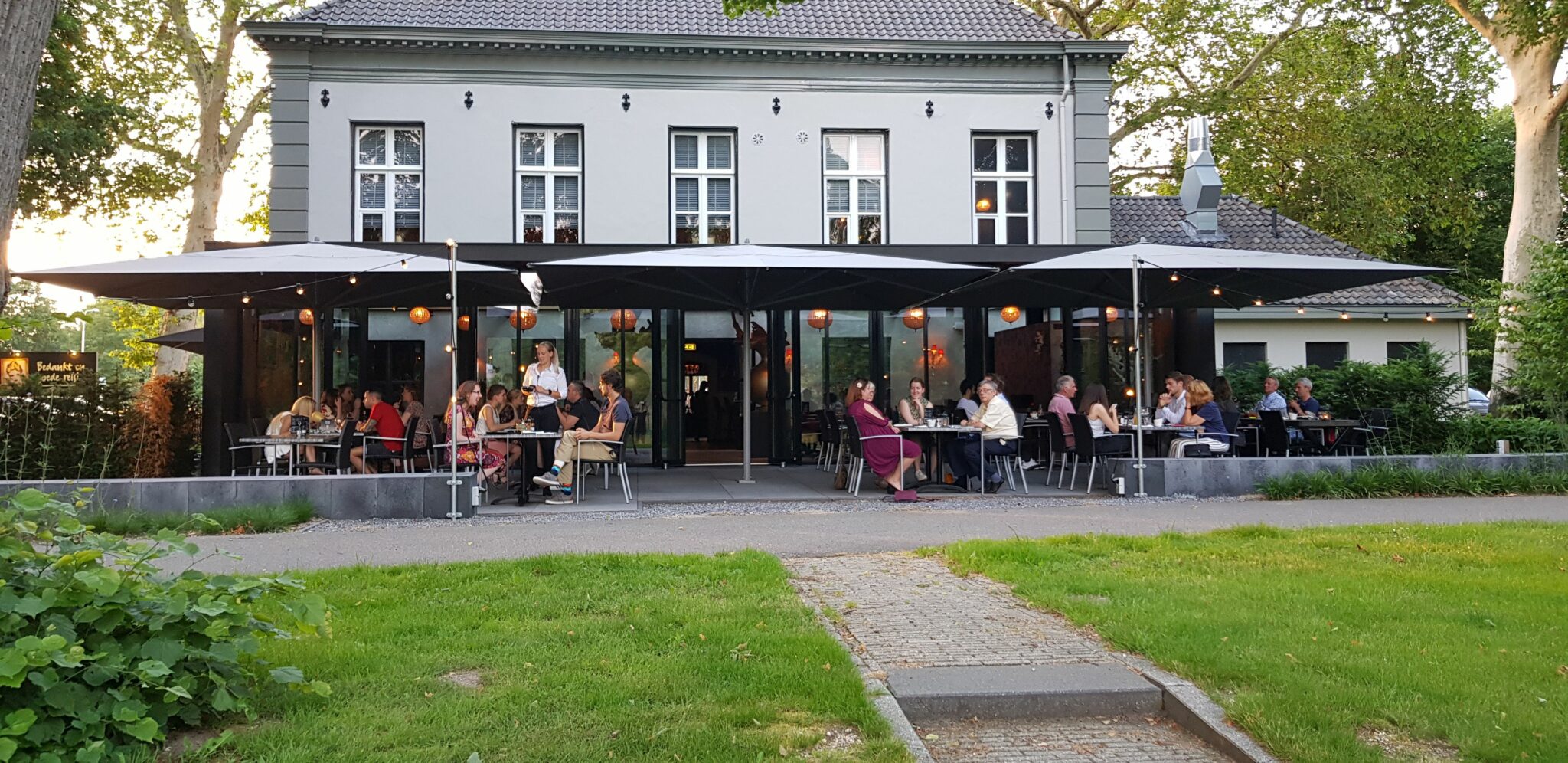 Zo ziet het terras van 't Zusje eruit en dit kun je er eten indebuurt Nijmegen Zo ziet het terras van 't Zusje eruit en dit kun je er eten indebuurt Nijmegen