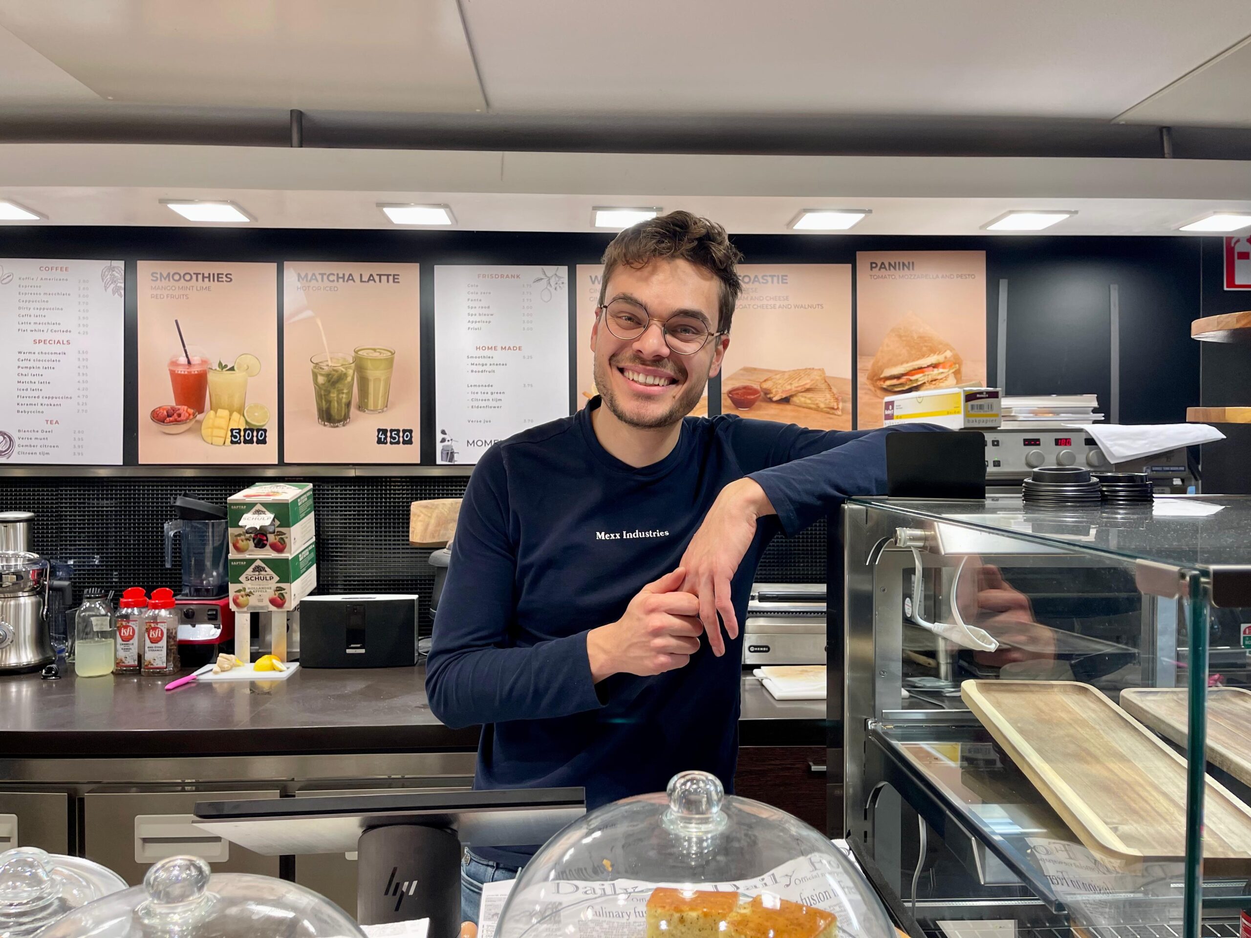 Thomas opent nieuwe koffiebar in de Nijmeegse bieb: ‘Horeca zit in m’n bloed’