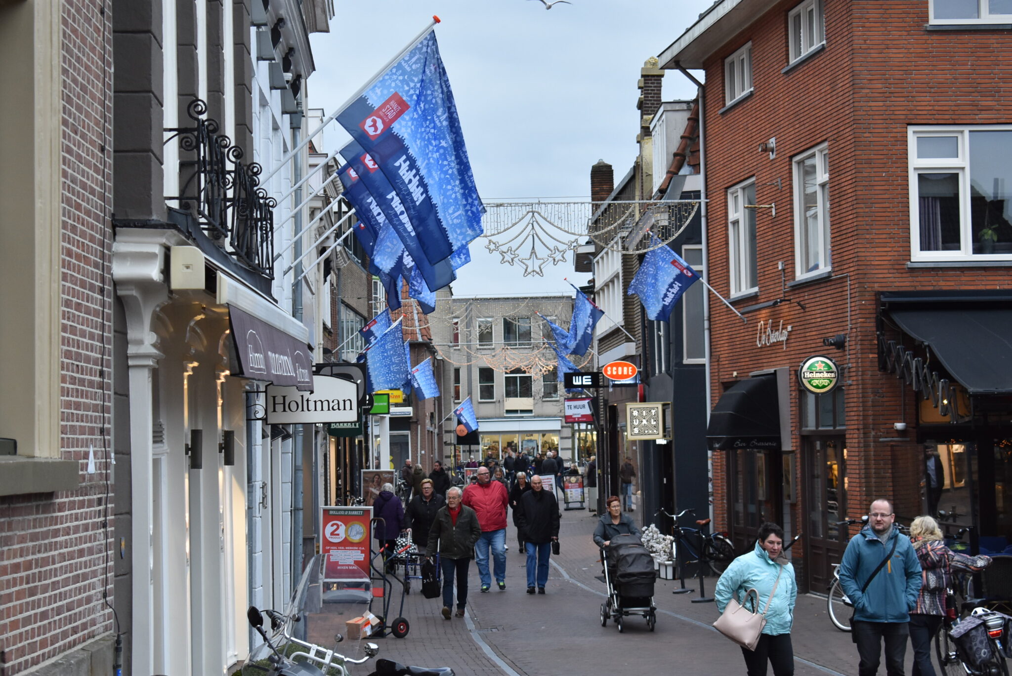 De winkelstraat met lampjes sfeerverlichting en sinterklaasvlaggen. Foto indebuurt Randmeren