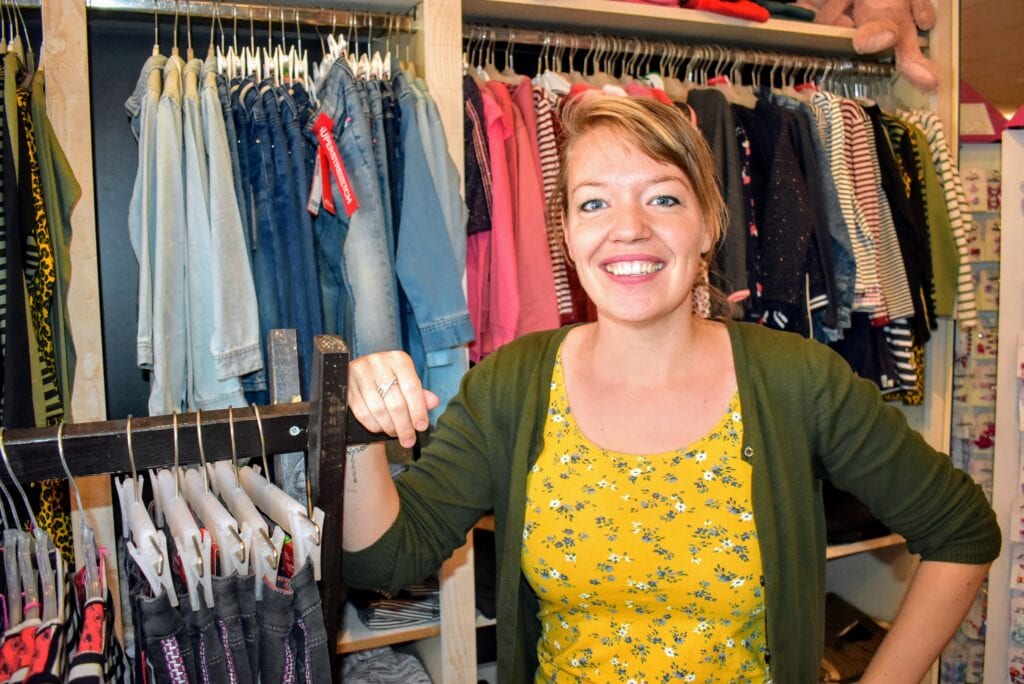 Anouk Vrijenhoeff in haar winkel ZieZo! Kidscorner. Foto indebuurt Randmeren