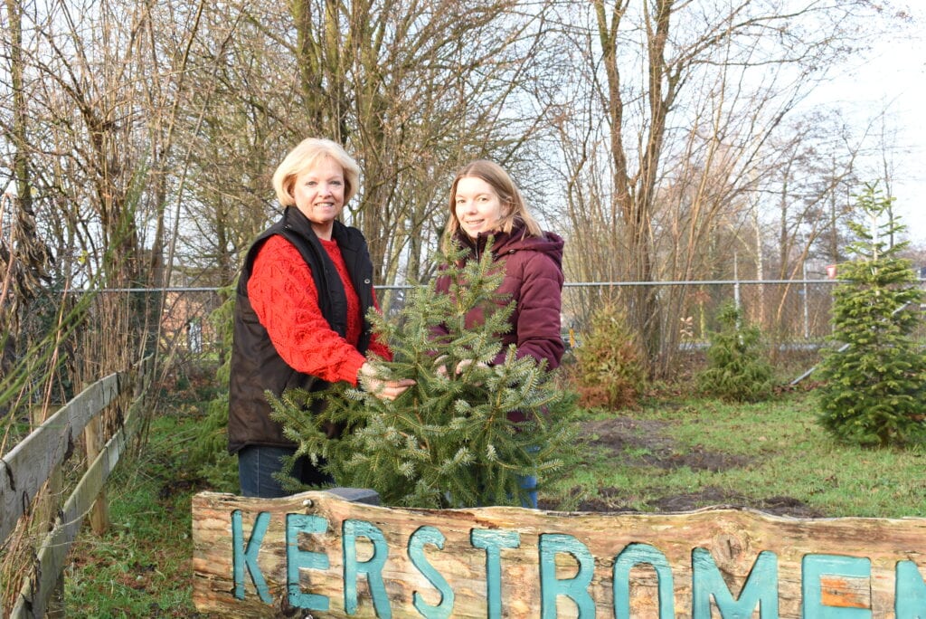 Willy Wiersma en Marion Dirksen bij het kerstbomenhotel in Harderwijk. Foto indebuurt Randmeren