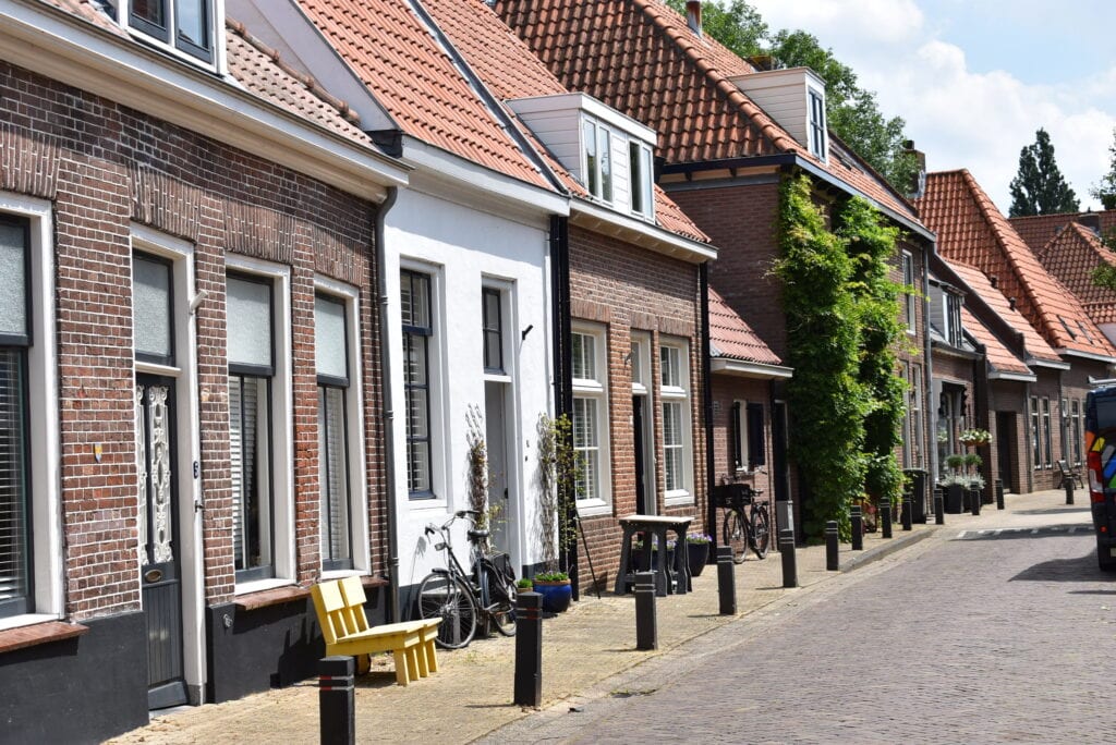 Tuinhuisje bouwen of bonje met de buren zo bepaal je de erfgrens indebuurt Randmeren