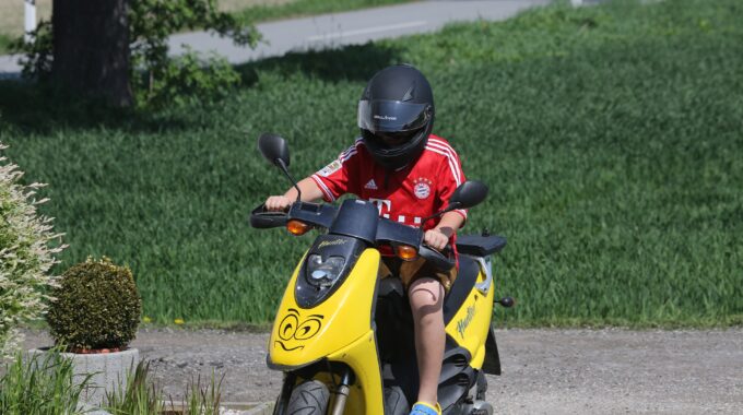 Snor en bromfietsers flink bekeurd