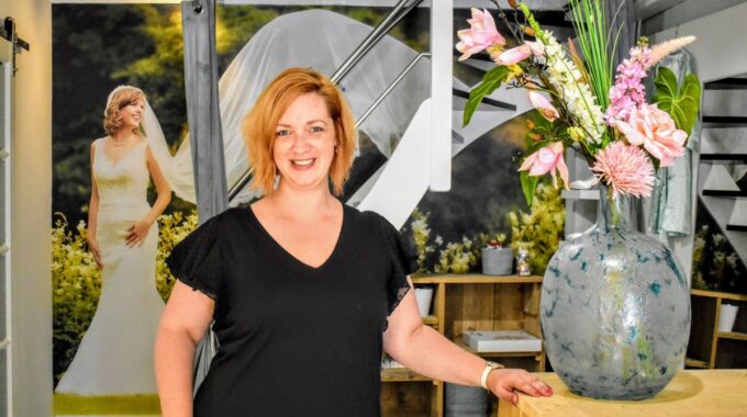 Priscilla van den Hoogen in haar zaak Boetiek de Bruid. Foto indebuurt Randmeren (1)