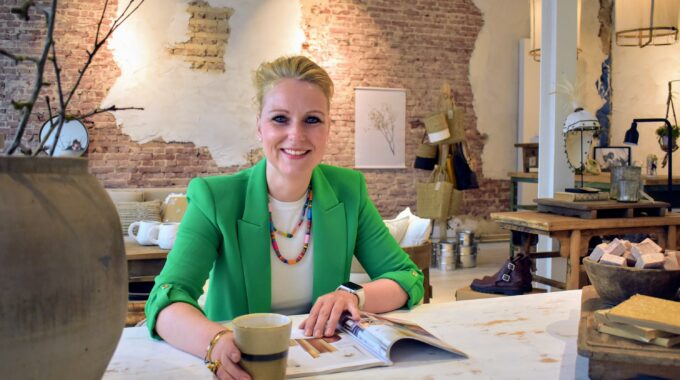 Iris Roozendaal in haar nieuwe winkel I&S Home in Putten