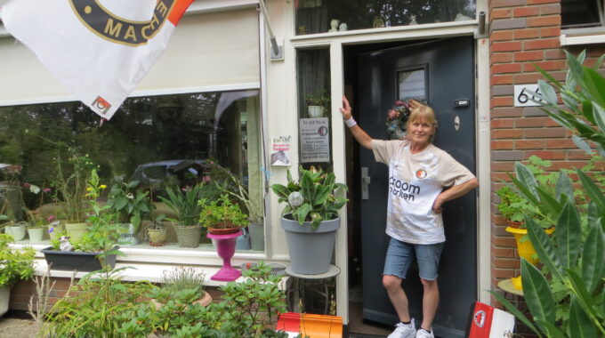 Yvonne de Kroon in haar Feyenoordhuis in Ermelo.