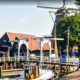 Ophaalbrug in Harderwijk bij de haven en molen De Hoop