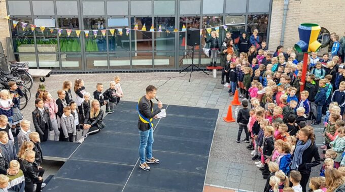 Foto: Henk Ruiter draagt een gedicht voor als stadsdichter