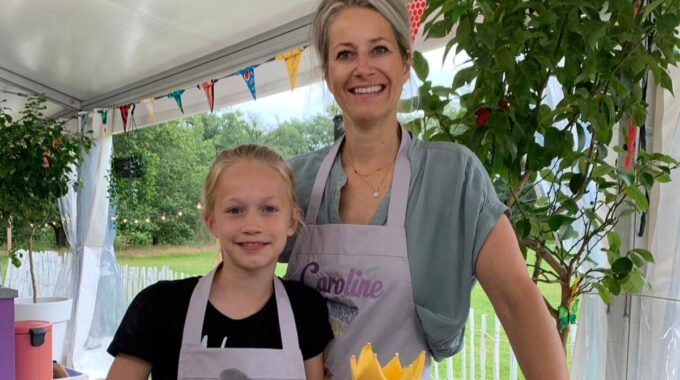 Bakduo Noor en Caroline uit Ermelo in het televisieprogramma Heel Holland Bakt Kids. Afbeelding Omroep Max