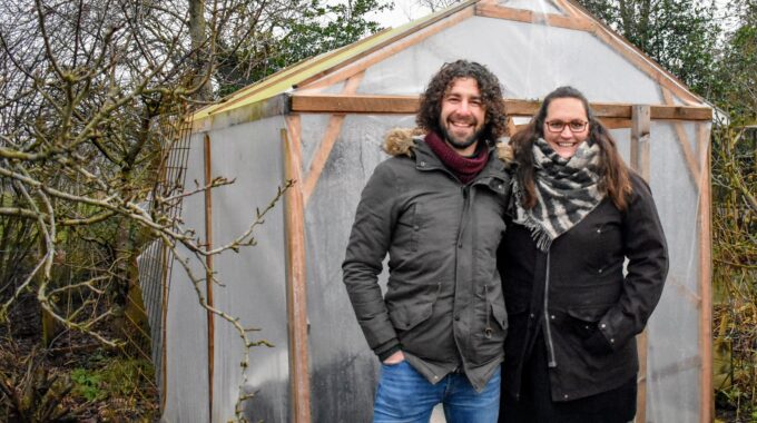 Maarten en Mariëtte in hun Volkstuintje in Putten