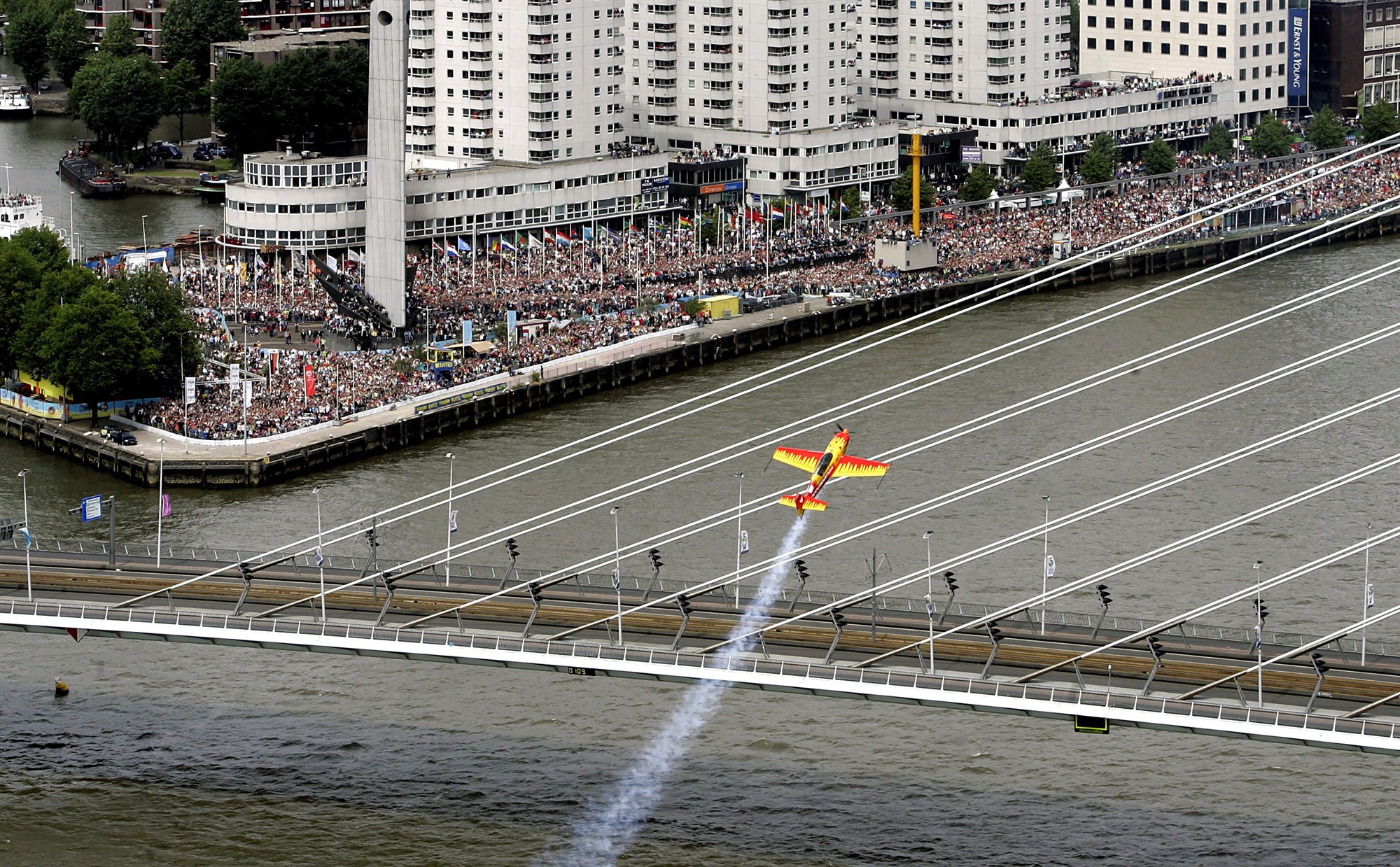 Rotterdam in 2005: stuntvliegtuigen razen over de Maas tijdens Red Bull Air Race