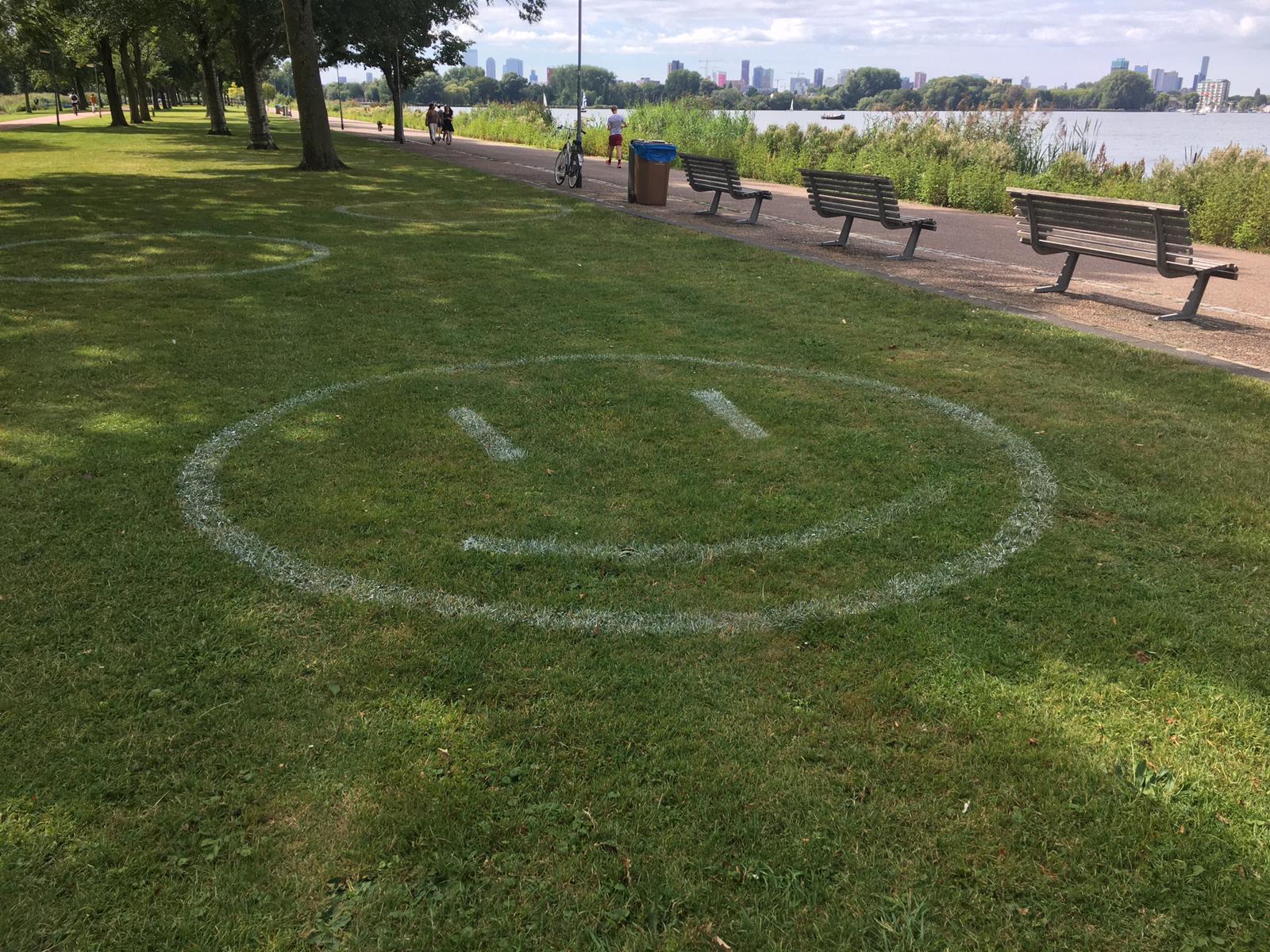 anderhalve meter smiley in het Kralingse Bos