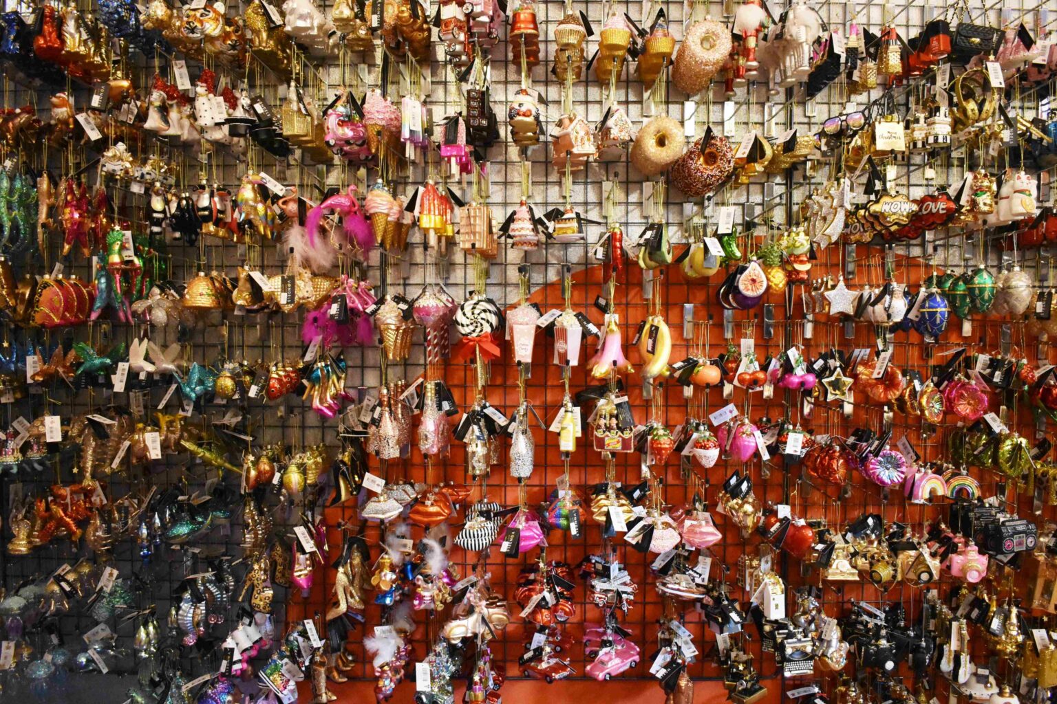 Van kroket tot regenboog hier vind je 1300 verschillende kerstballen