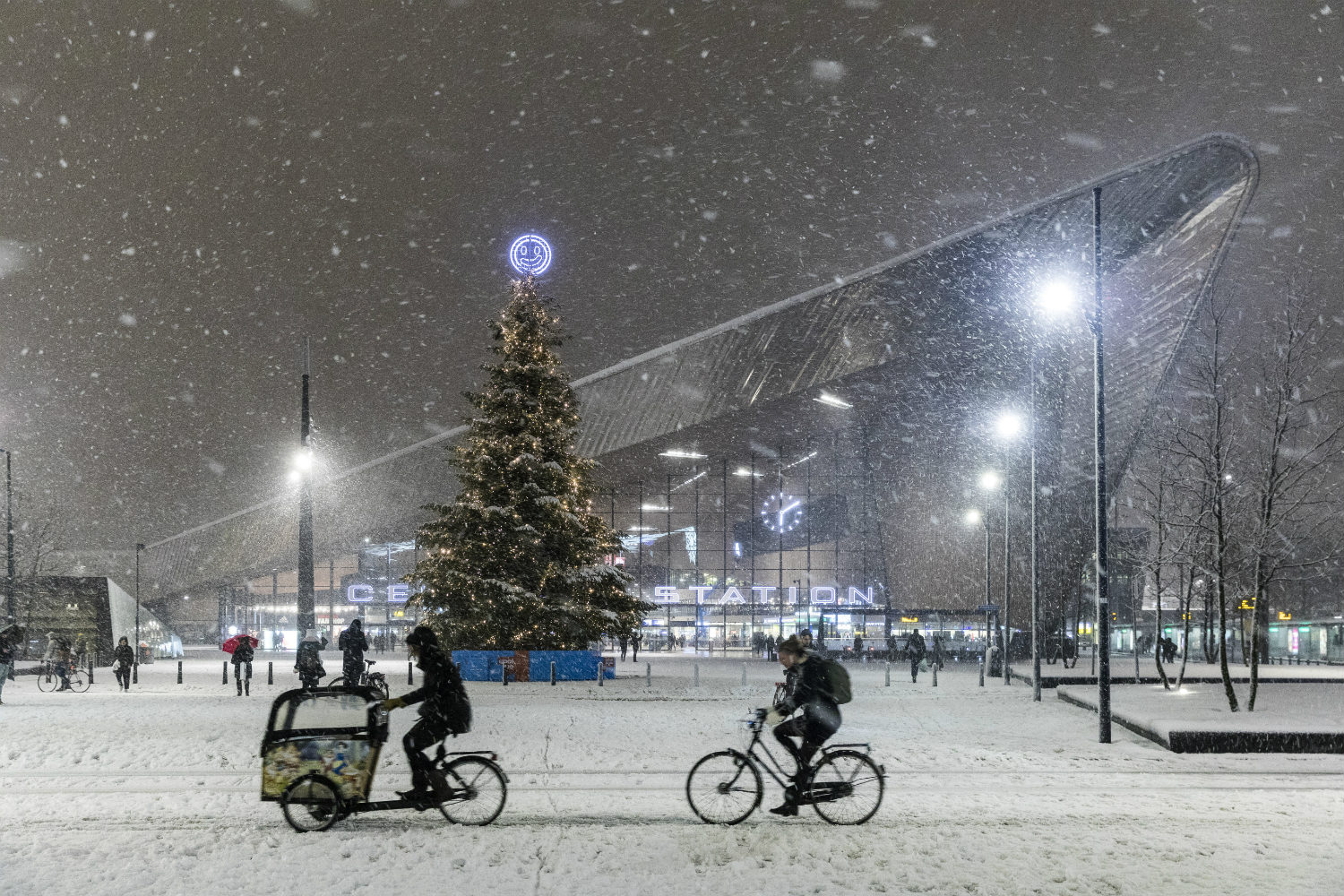 sneeuw centraal station kerstboom rotterdam