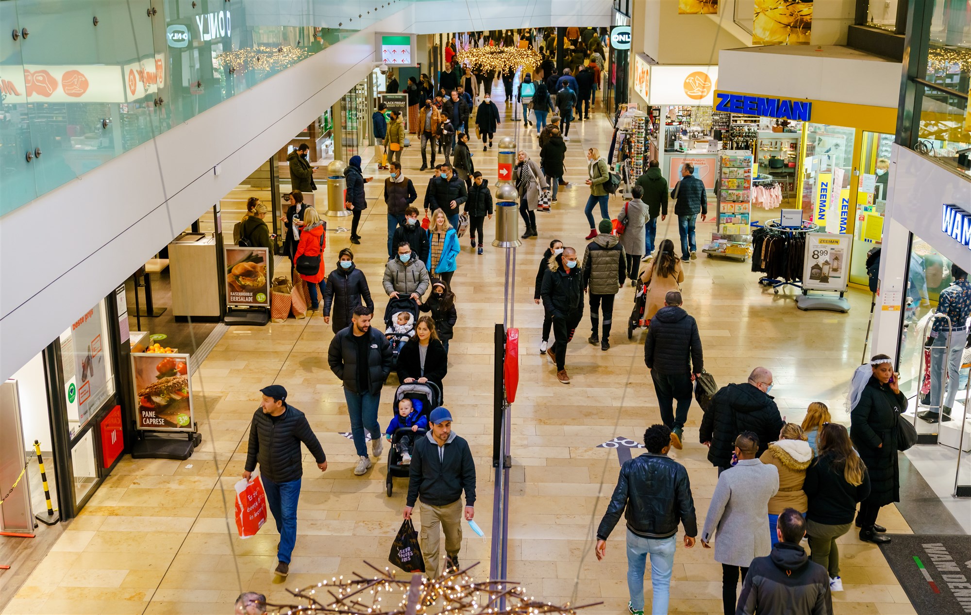 Drukte in Winkelcentrum Zuidplein - Foto: ANP