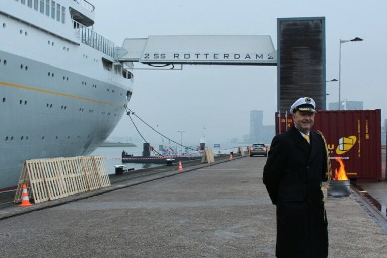 Weer een nieuwe drivethru cruise over de kade bij het ss Rotterdam