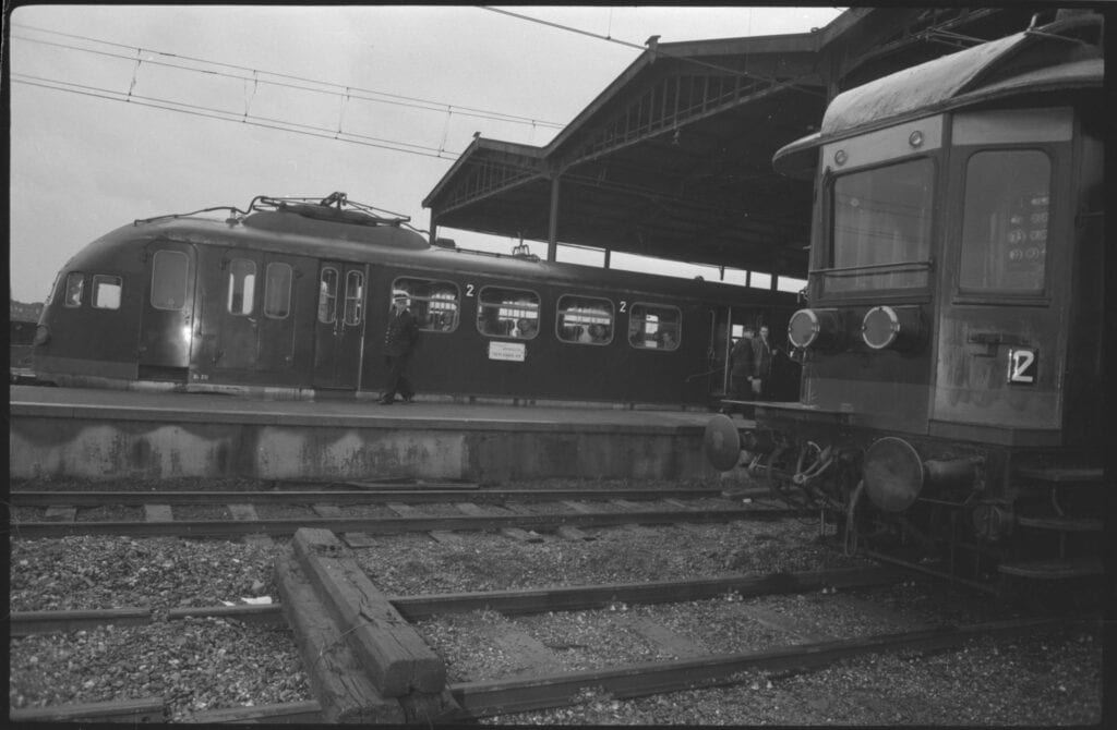 Treinen opgesteld langs het perron in 1958 - Stadsarchief