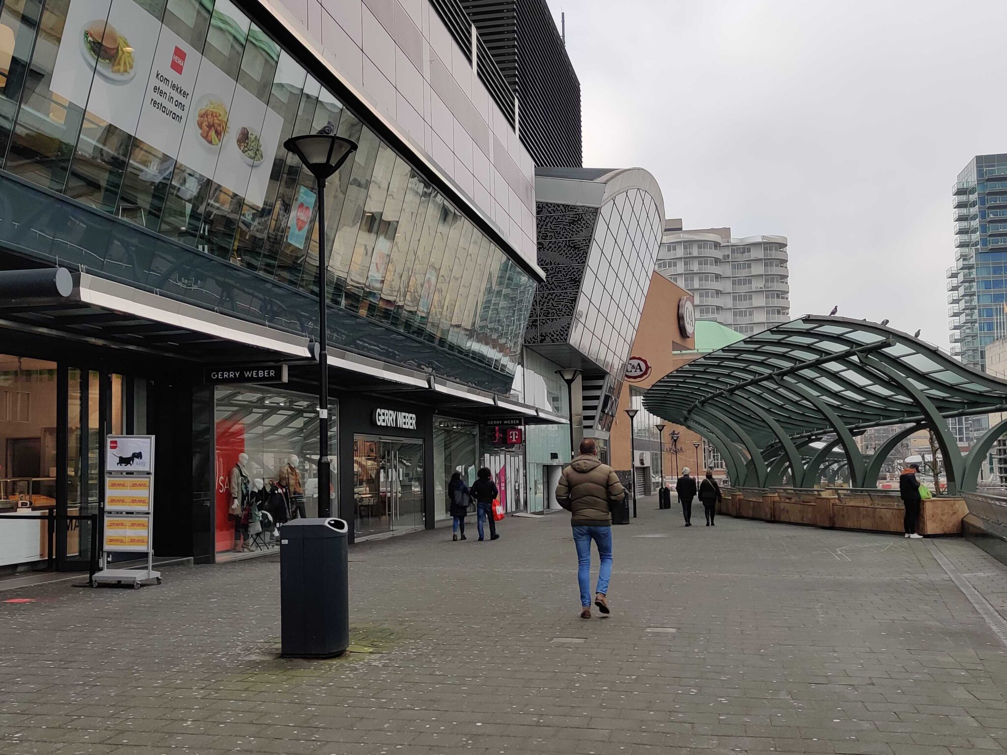 Mensen lopen tijdens de lockdown langs de gesloten Hema