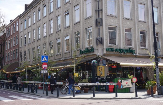 bazar terras met grote luifels