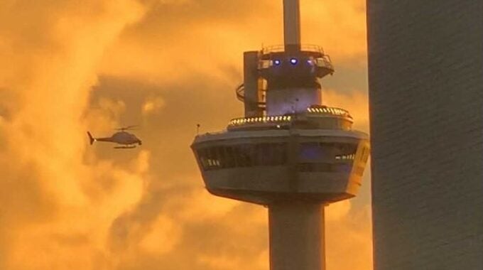 euromast met vuurwerk en helikopter