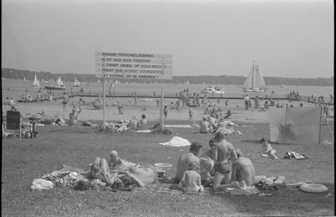 Drukte bij het strandbad langs de Kralingse Plas. 1970 Ary Groeneveld