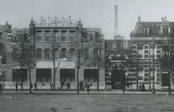 Zuidhollandsche stoomfabriek van C. Jamin aan de Hugo de Grootstraat nummer 25.
