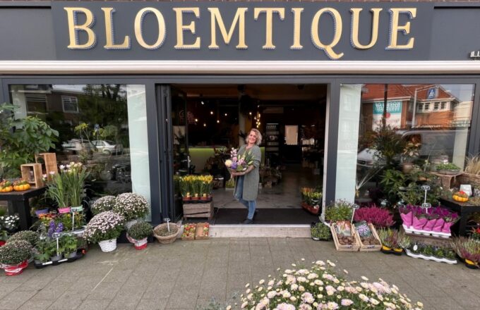 Bloemtique Bloemen Rotterdam 1 Kitty in deuropening