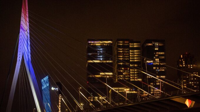 erasmusbrug rood-blauw