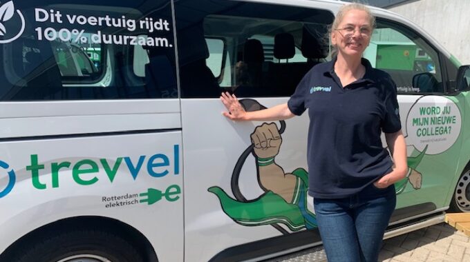 Jeanet Jager is chauffeur bij Trevvel en rijdt voor kinderen en ouderen in Rotterdam en omgeving