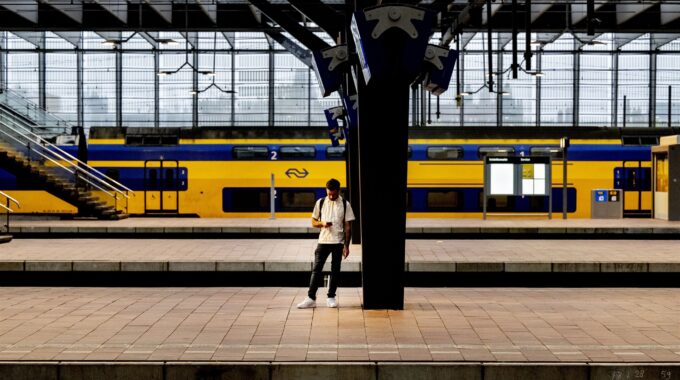 Een vrijwel leeg station op Rotterdam Centraal in verband met NS-stakingen. - Foto: ANP