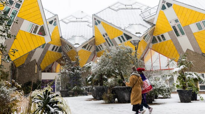 Kubuswoningen sneeuw Rotterdam Foto Guido-Pijper