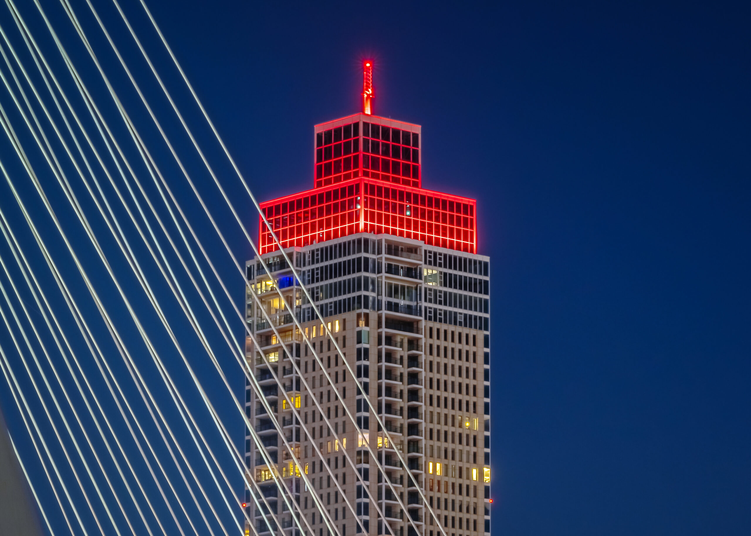 Rotterdamse gebouwen kleuren maandagavond rood en dit is waarom