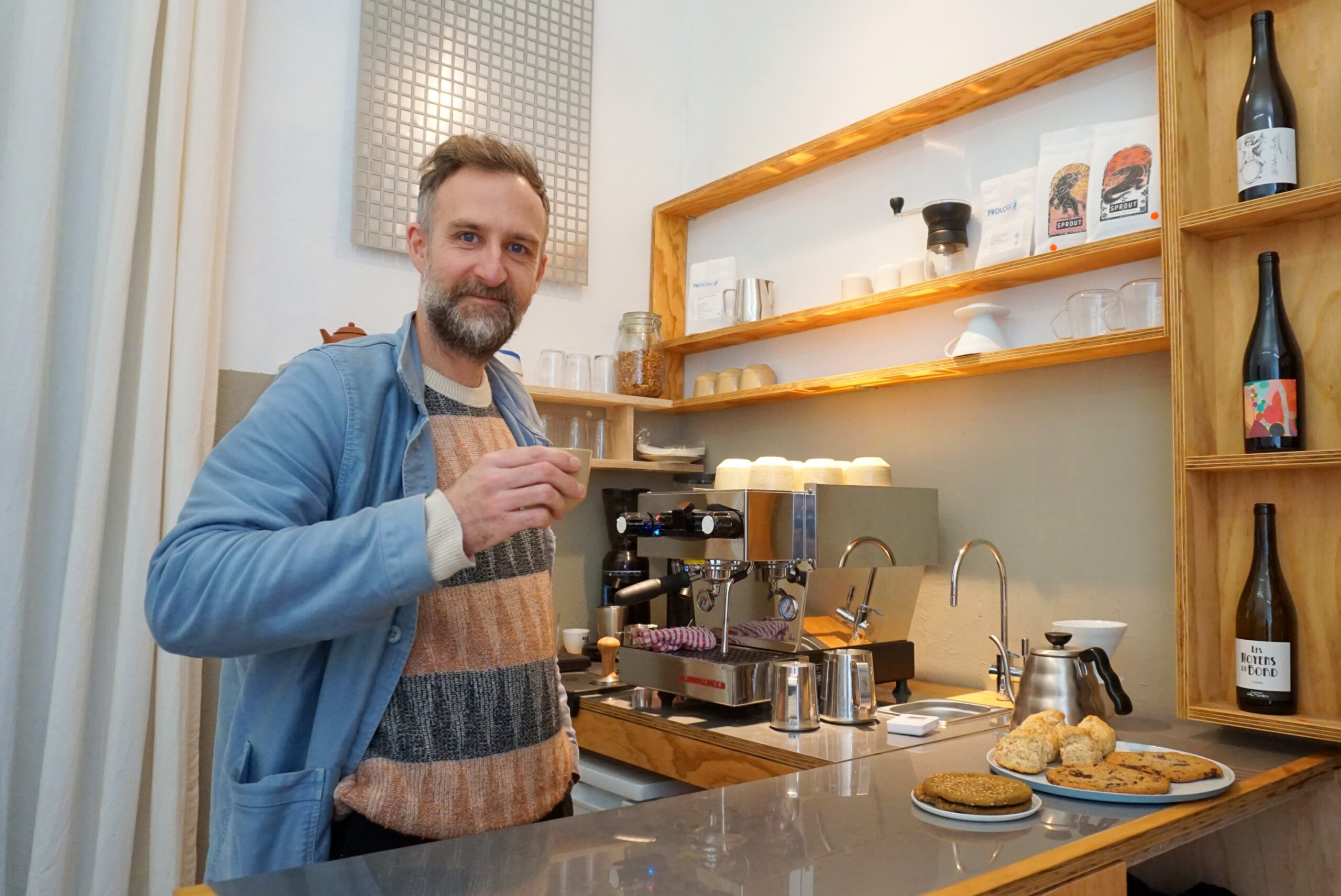 Ulli heeft de kleinste koffiebar van Rotterdam: ‘Slechts 15 vierkante meter’