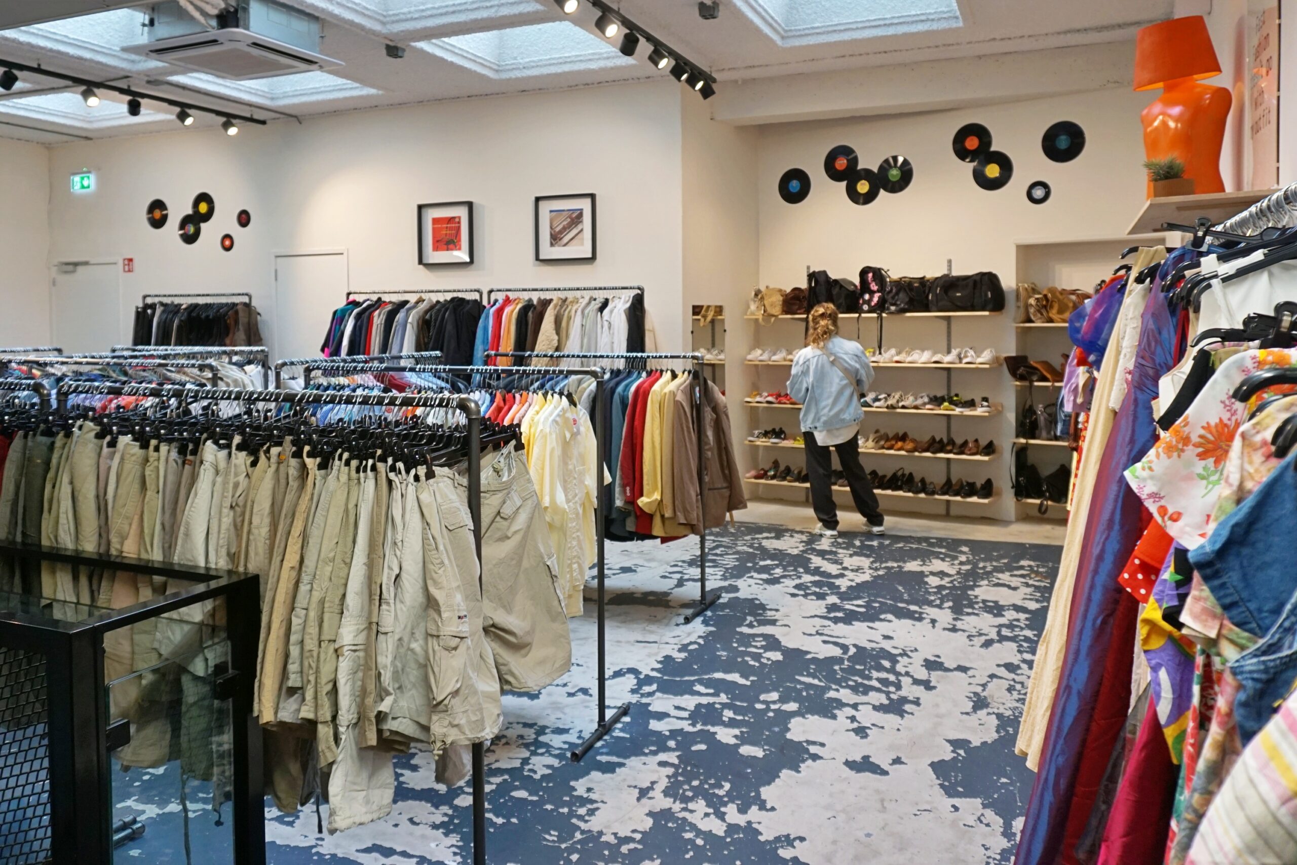 Bespaartip! Hier shop je binnenkort vintage kleding voor 1 euro