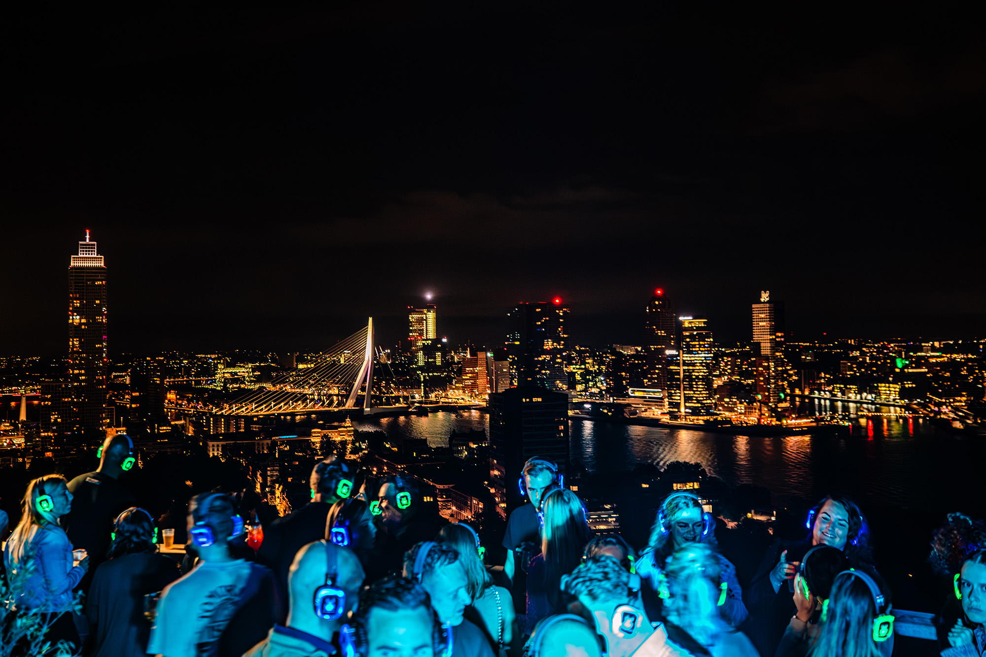 Hoogste rooftopparty van Rotterdam: de silent disco op de Euromast komt terug