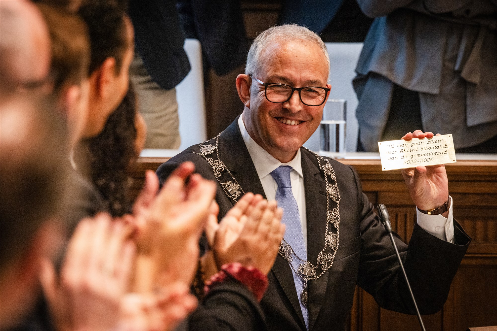 Daar is-ie weer! Oud-burgemeester Aboutaleb wordt vast gezicht in nieuwe talkshow