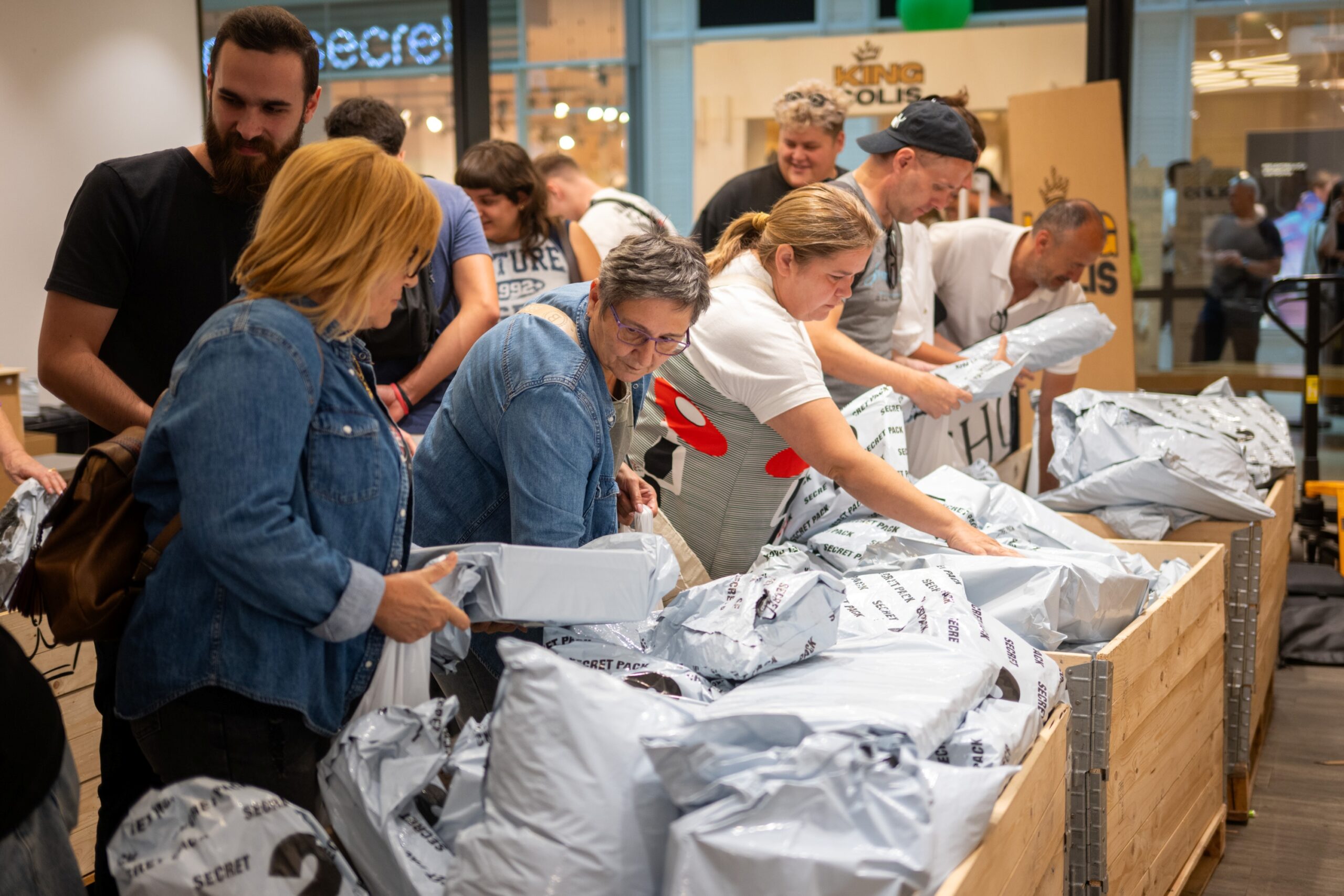 Smartwatches en seksspeeltjes: de ‘verloren pakketten’ pop-upwinkel komt naar Rotterdam