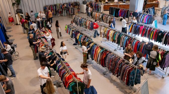vintage markt in Rotterdam fair priced vintage tweedehands kleding en accessoires indebuurt foto