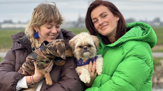 De zussen achter hondendagopvang Oh My Dog. Links: Lucil Roelofsen, rechts: Donna Roelofsen.