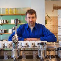 man met bril koffiehotel