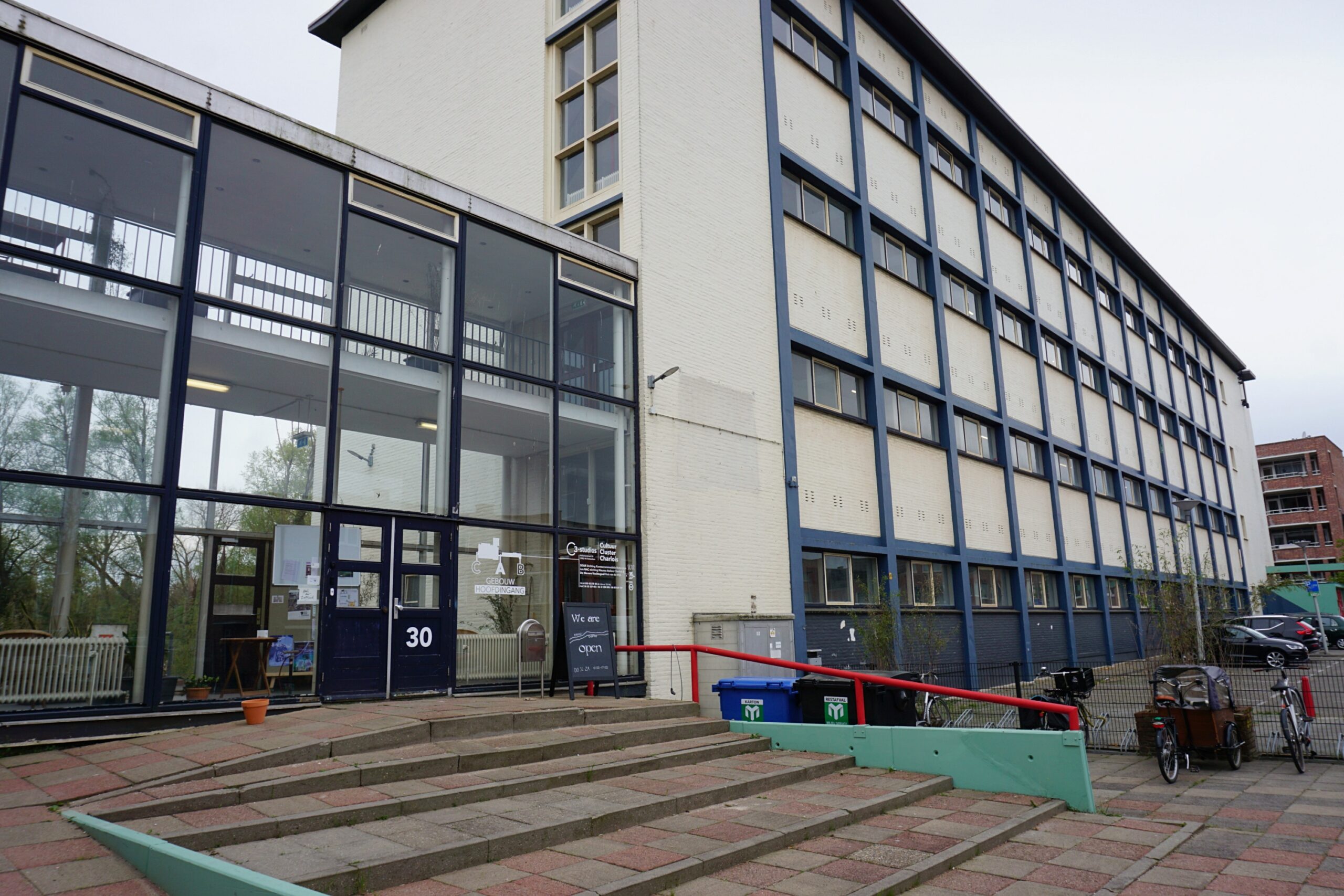 In deze oude school in Charlois vind je nu ateliers voor ruim 100 kunstenaars