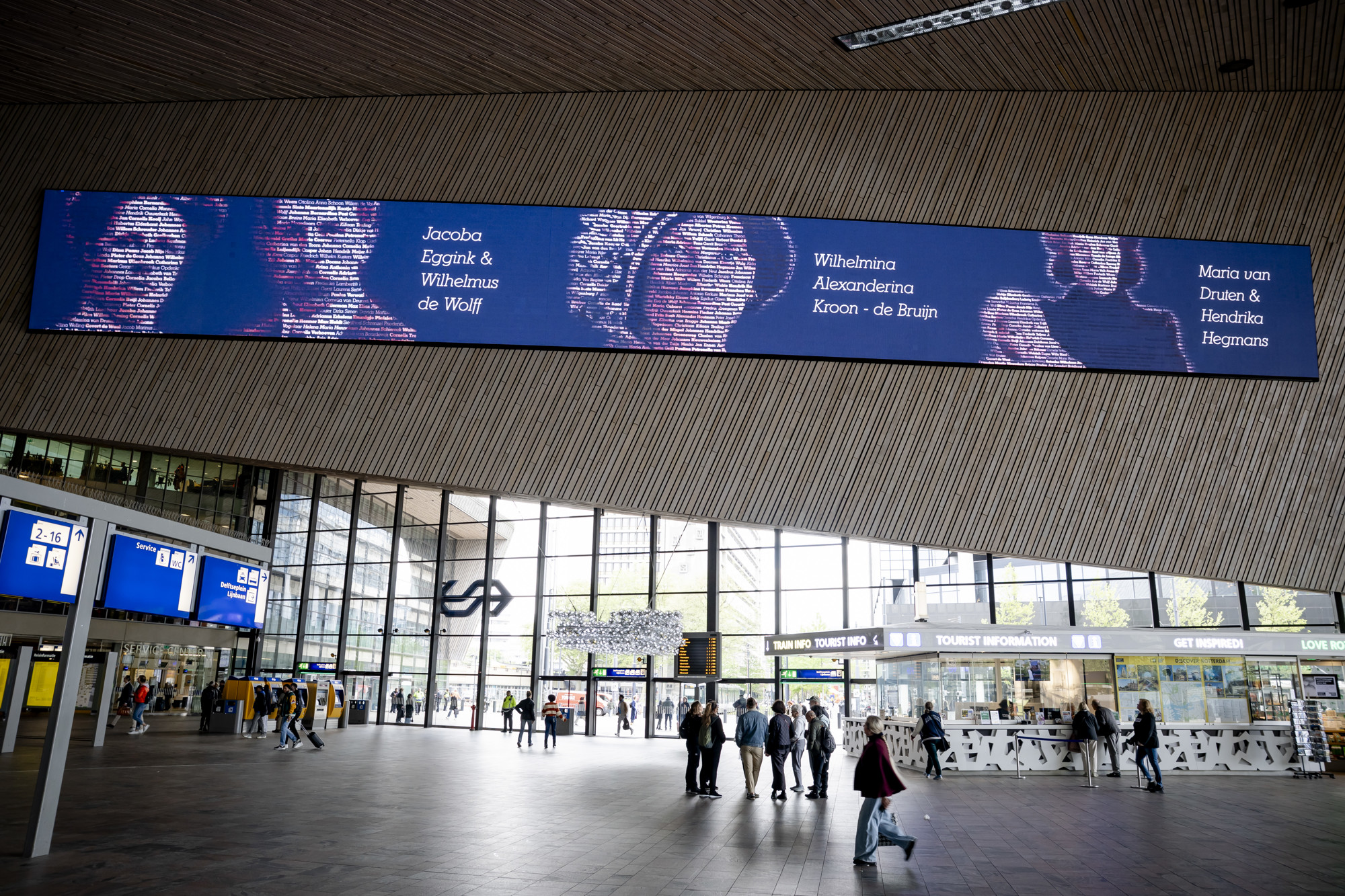Hierom zie je door heel Rotterdam projecties van namen en gezichten
