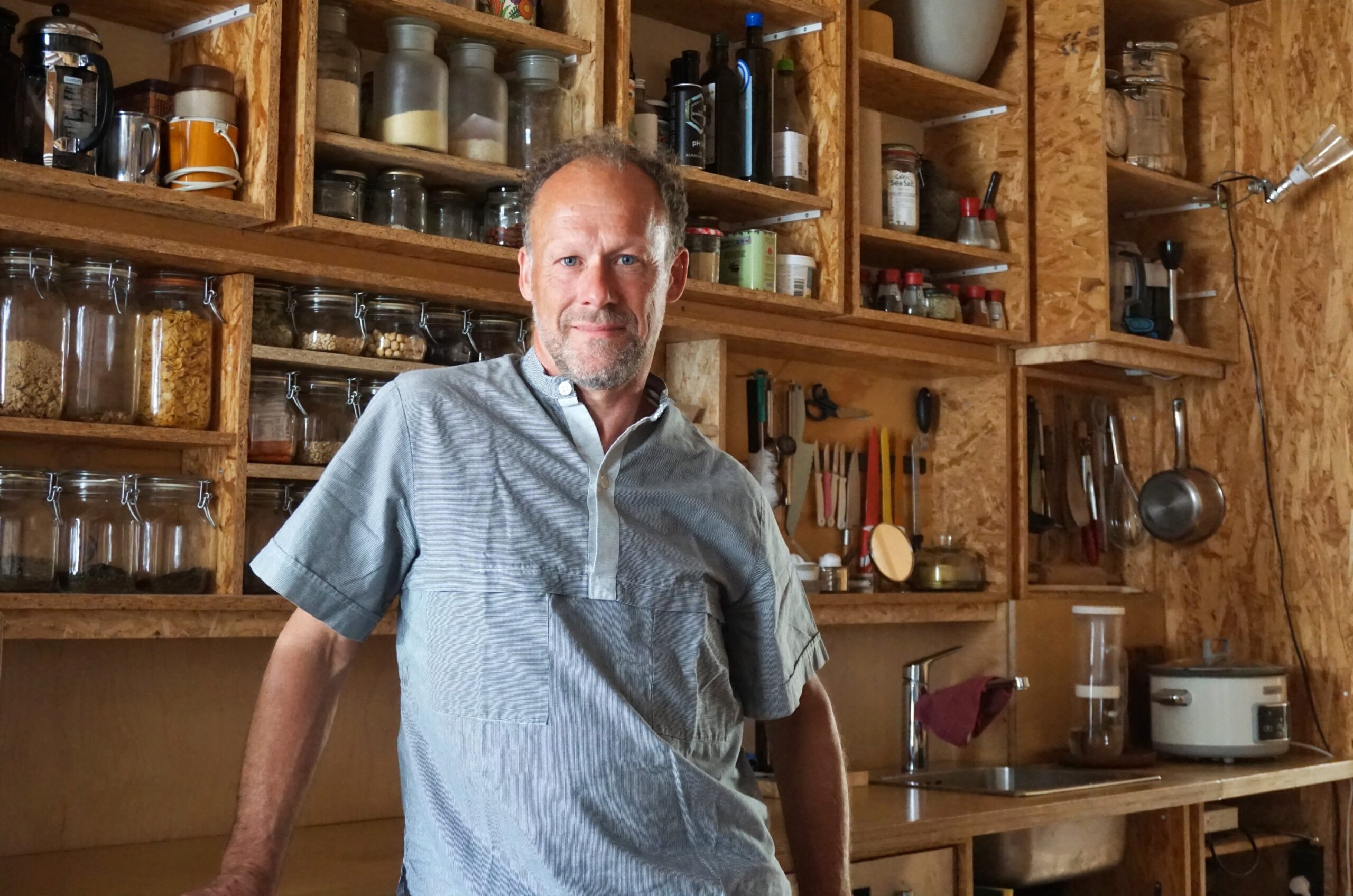 Zelf ontworpen, zelf gemaakt: Guido woont in zijn eigen houten puzzel