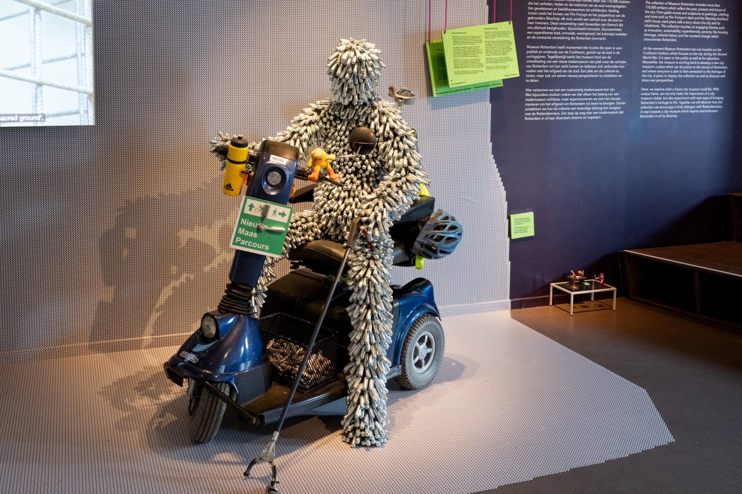 Aha! Daarom staat dit kunstwerk van lachgaspatronen in Museum Rotterdam