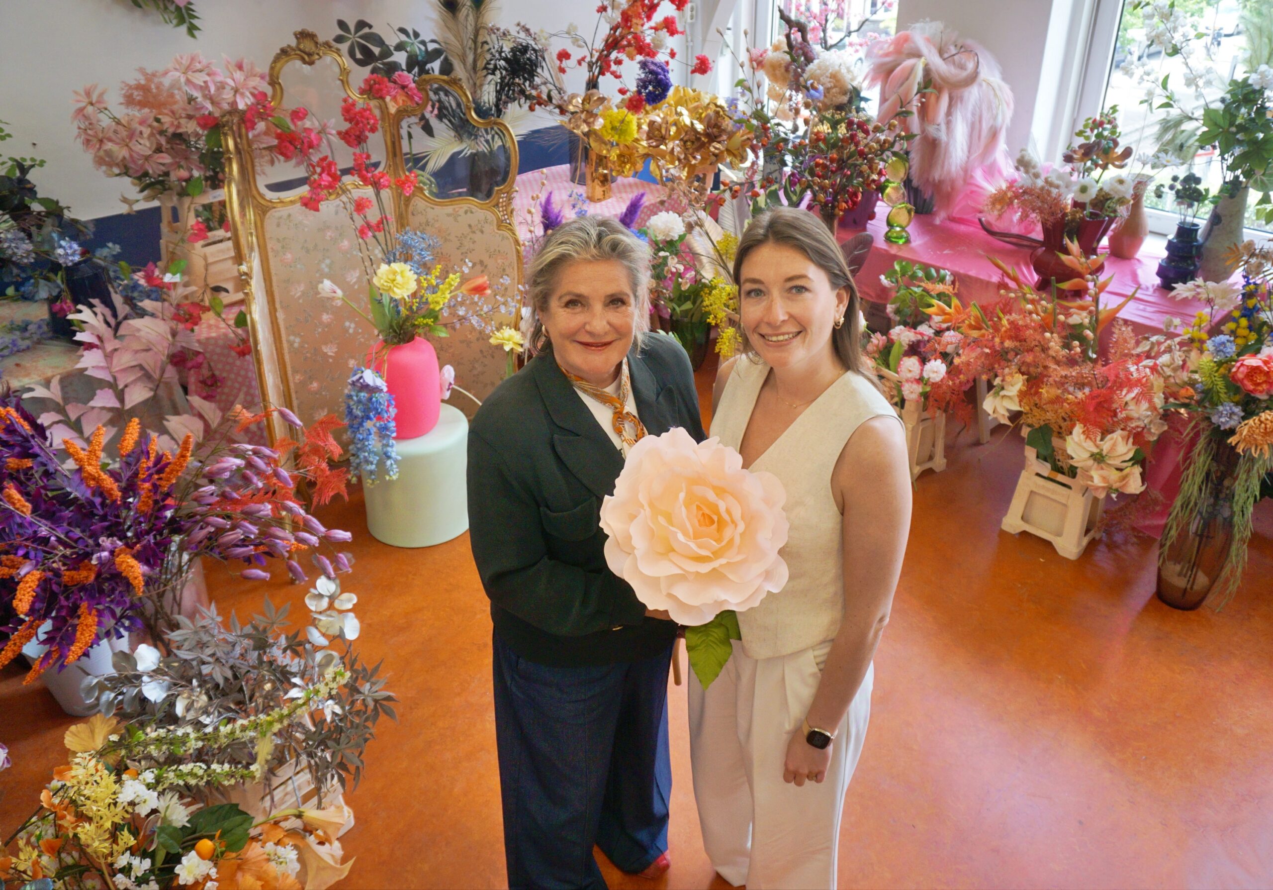 Karin en Anne hebben een atelier vol zijden bloemen: ‘Verstopt in een oude school’