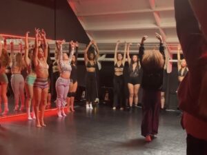 Danseressen in The Goddess Room.