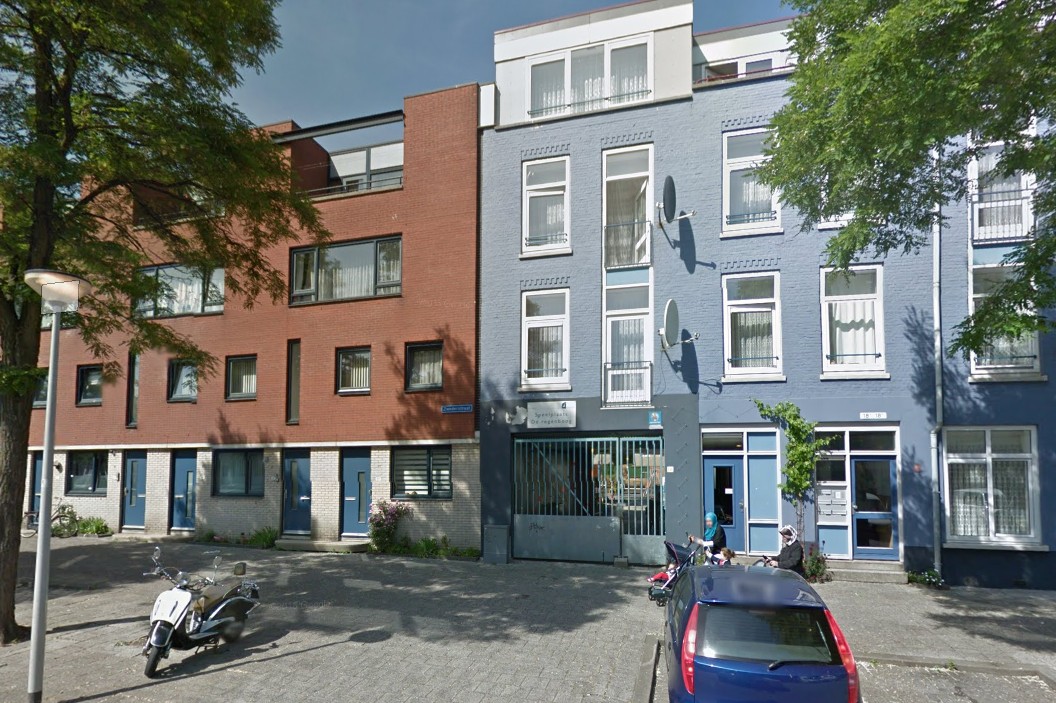 Achter dit hek zit een oude school verstopt met daarin appartementen
