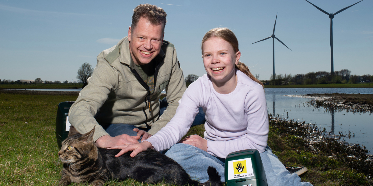 Kim (12) collecteert samen met haar vader en kat: ‘We helpen dieren in nood’
